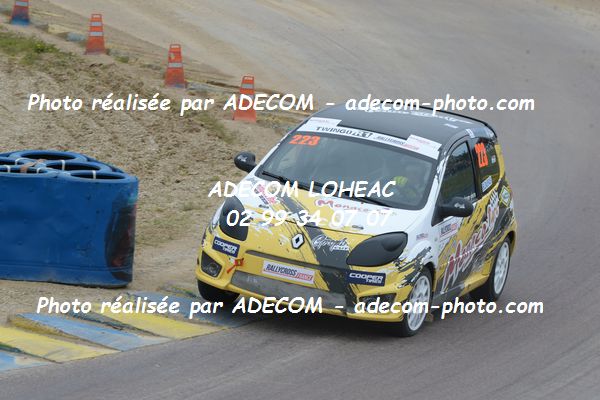 http://v2.adecom-photo.com/images//1.RALLYCROSS/2019/RALLYCROSS_LESSAY_2019/TWINGO/DUFAS_Dylan/33A_3726.JPG