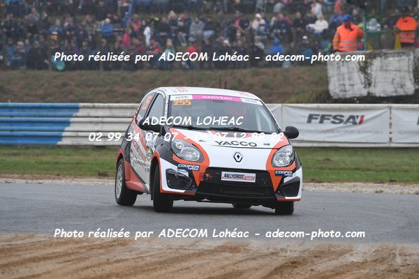 http://v2.adecom-photo.com/images//1.RALLYCROSS/2024/RALYYCROSS_MAYENNE_2024/FEMININE_FFSA_TWINGO/DANVEAU_Chloe/18A_8307.JPG