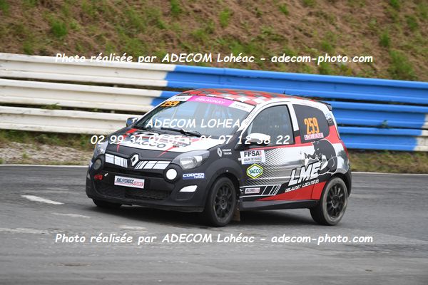 http://v2.adecom-photo.com/images//1.RALLYCROSS/2024/RALYYCROSS_MAYENNE_2024/FEMININE_FFSA_TWINGO/DELAUNAY_Audrey/18A_7748.JPG