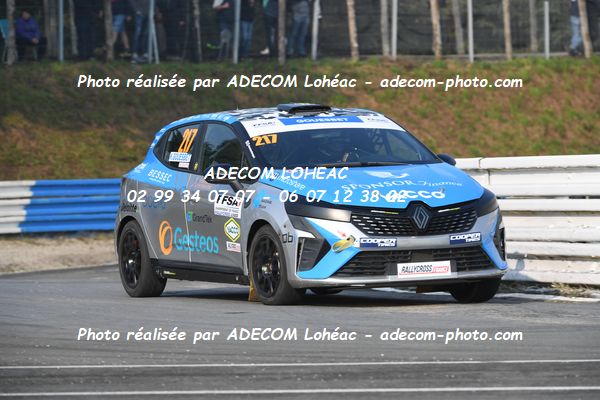 http://v2.adecom-photo.com/images//1.RALLYCROSS/2024/RALYYCROSS_MAYENNE_2024/JUNIOR_FFSA_CLIO/GOUESBET_Kelig/18A_6176.JPG