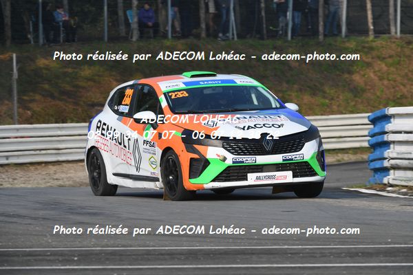http://v2.adecom-photo.com/images//1.RALLYCROSS/2024/RALYYCROSS_MAYENNE_2024/JUNIOR_FFSA_CLIO/SARHY_Gautier/18A_6178.JPG